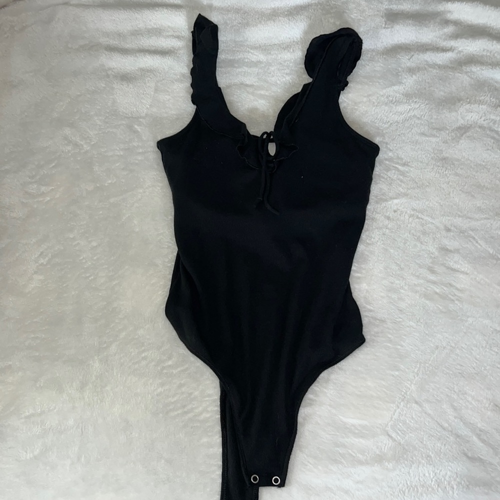 Ruffled sleeve bodysuit with snap crotch